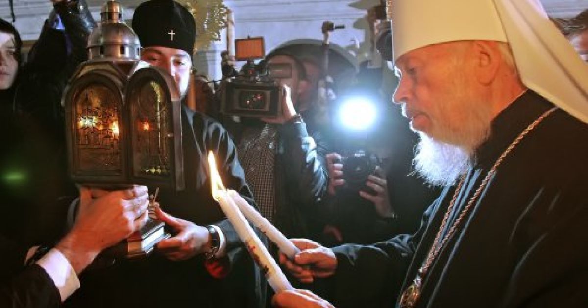 Президент Віктор Янукович взяв участь у святковому Великодньому богослужінні у Свято-Успенській Києво-Печерській лаврі / © УНІАН