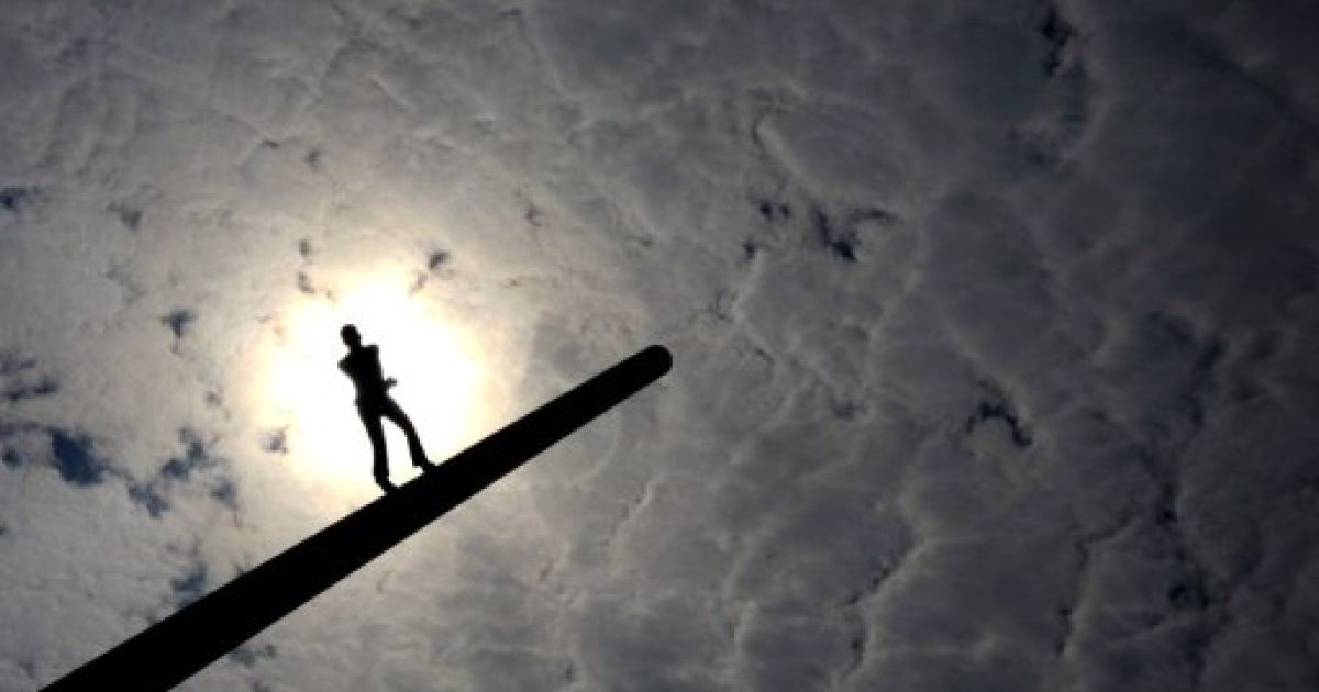 Німеччина, Кассель. Сонце виходить з-за хмар на тлі скульптури "Людина, яка йде до неба" американського художника Джонатана Боровські в місті Кассель. / © AFP