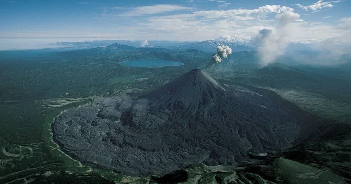 Виверження вулкану Каримський на Камчатці. / © Yann Arthus-Bertrand