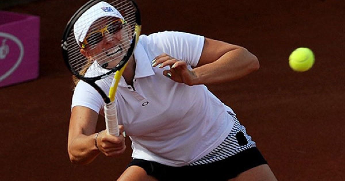 Австралія, Мельбурн. Австралійська тенісистка Анастасія Родіонова відбиває подачу українки Лесі Цуренко під час гри на Кубок Фед у Мельбурні. Цуренко виграла матч з рахунком 6-1, 6-4. / © AFP