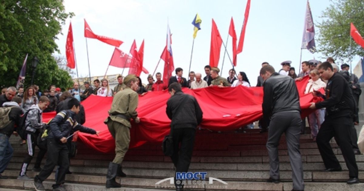 Активісти громадських організацій та політичних партій пронесли Потьомкінськими сходами величезний червоний прапор Перемоги. / © Мост-Одесса