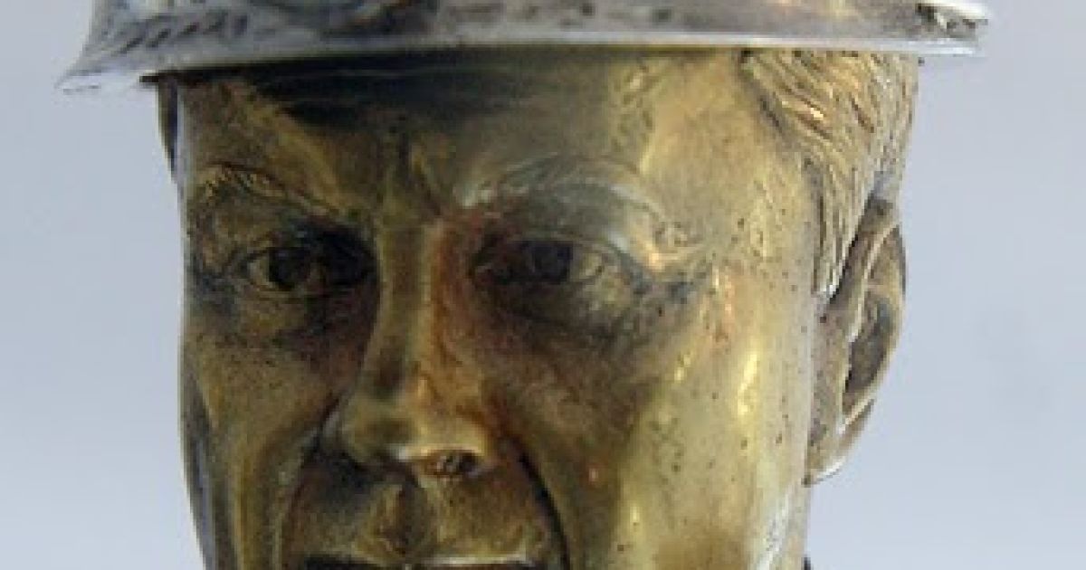 Особливу увагу викликає срібна шахтарська каска на голові президента з діамантовим ліхтариком. / © phylloscopus.livejournal.com