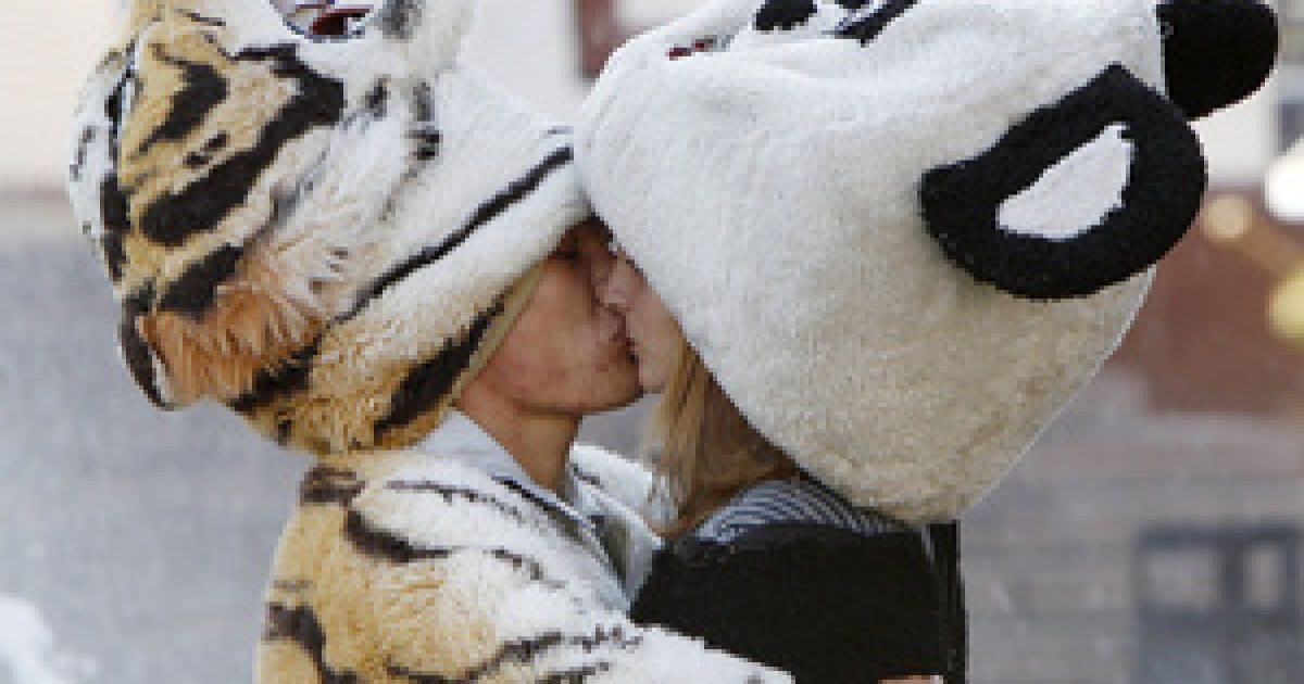 Увесь світ відзначає день поцілунків