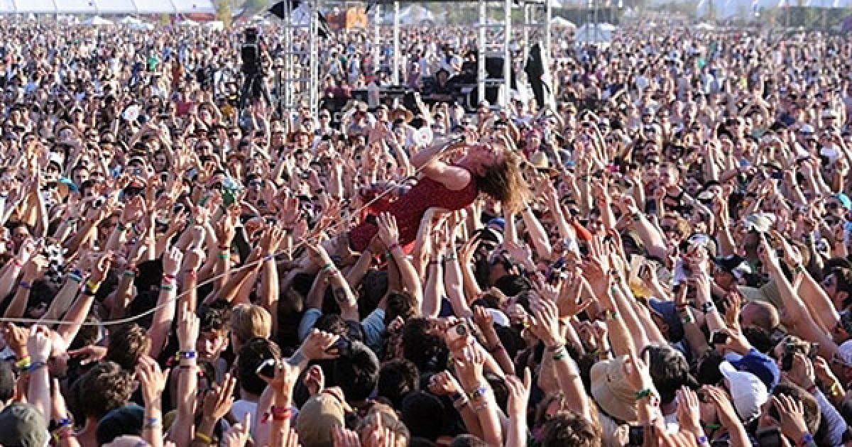 США, Індіо, штат Каліфорнія. Співака Метью Шульца з гурту "Cage the Elephant" несе на руках натовп під час виступу на музичному фестивалі "Coachella". / © AFP