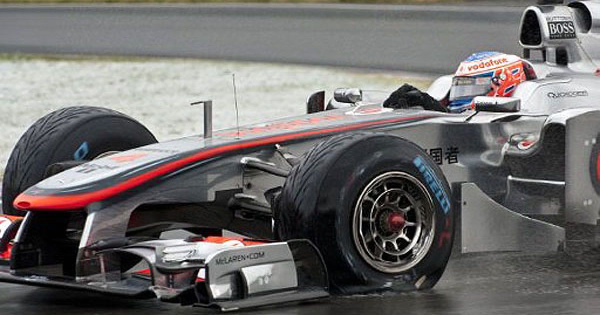 Канада, Монреаль. Британський гонщик команди McLaren Mercedes Дженсон Баттон втратив шину після зіткнення зі своїм товаришем по команді Льюїсом Хемілтоном на трасі Circuit Gilles Villeneuve у Монреалі. / © AFP