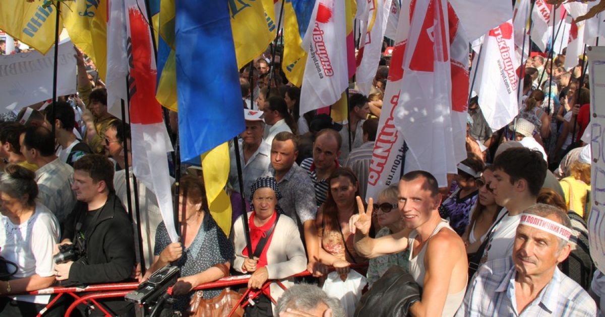 Перед Печерським судом в Києві, де слухається газова справа Тимошенко, зібралися тисячі прибічників екс-прем&#039;єра. / © bilozerska.livejournal.com