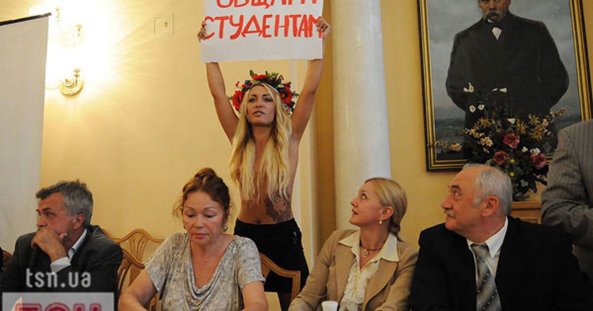Жіночий рух FEMEN провів топлес-акцію протесту "Євробомж-2012" проти виселення студентів з гуртожитків перед проведенням Євро-2012.
