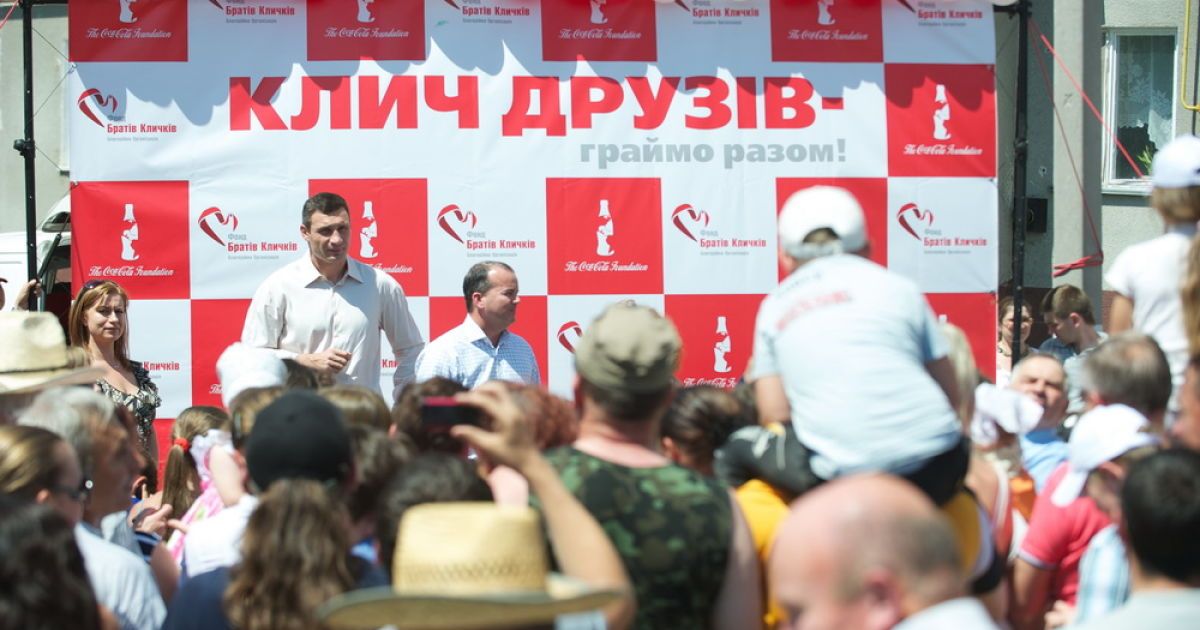 З нагоди Міжнародного дня захисту дітей Віталій Кличко відкрив у місті Березань перший з 12 дитячих спортмайданчиків програми "Клич друзів &ndash; граймо разом!" / © www.klitschko.com