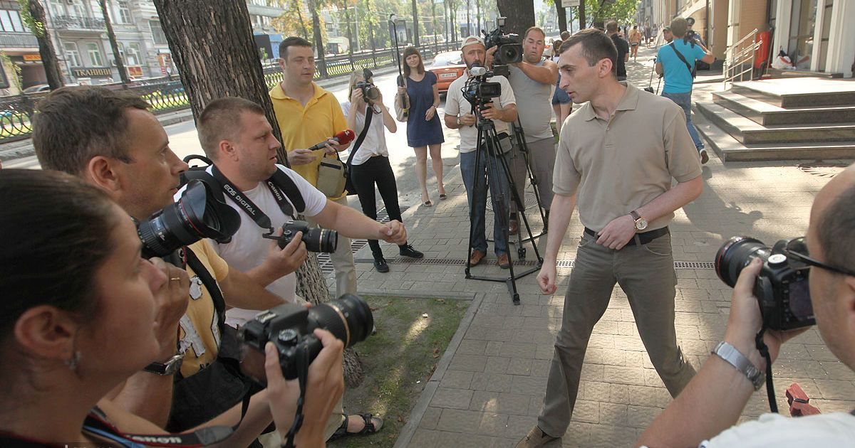 Працівник посольства Грузії почав заважати фотографувати акцію протесту FEMEN, руками бив по фотокамерах журналістів.