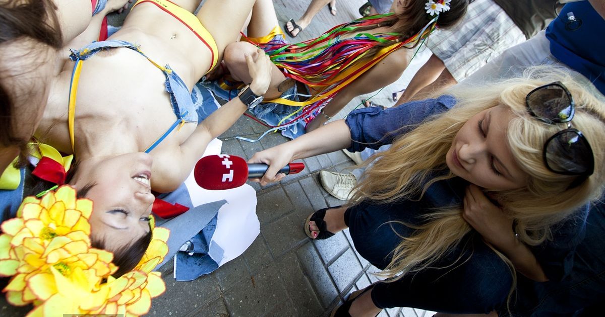 Жіночий рух FEMEN провів акцію "Геть джинсу!", присвячену Дню журналістики.