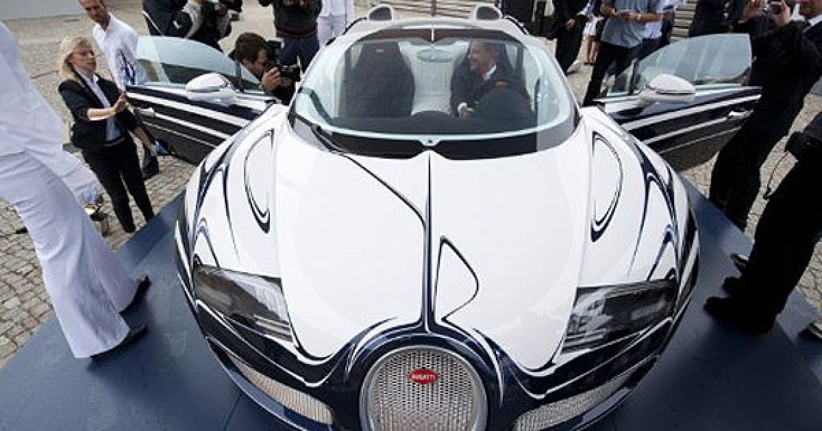 Німеччина, Берлін. Презентація нового автомобіля Bugatti Veyron 16,4 Grand Sport "L&#039;Or Blanc" пройшла в Берліні. Розкішний спортивний автомобіль, розроблений у співпраці з Королівською фарфоровою мануфактурою, коштує 1600000 євро. / © AFP