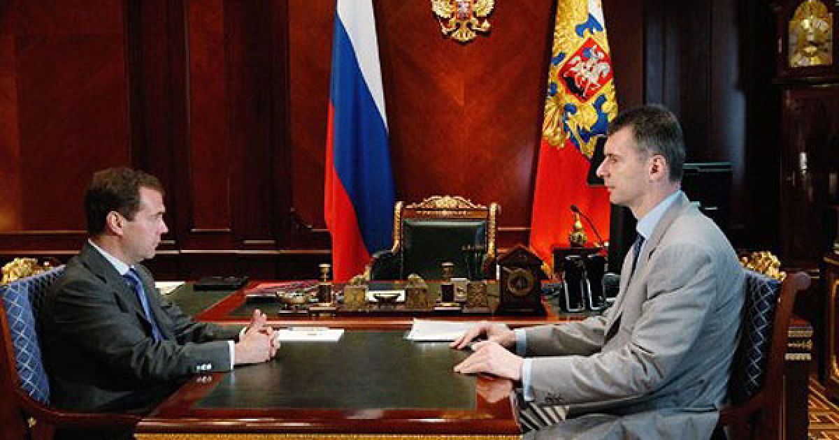 Росія, Горки. Президент РФ Дмитро Мєдвєдєв розмовляє з мільярдером Михайлом Прохоровим в Горках. Прохоров був обраний новим лідером Російської про-реформістської партії. Він заявив, що кинув бізнес, щоб зосередити свої сили виключно на політиці. / © AFP