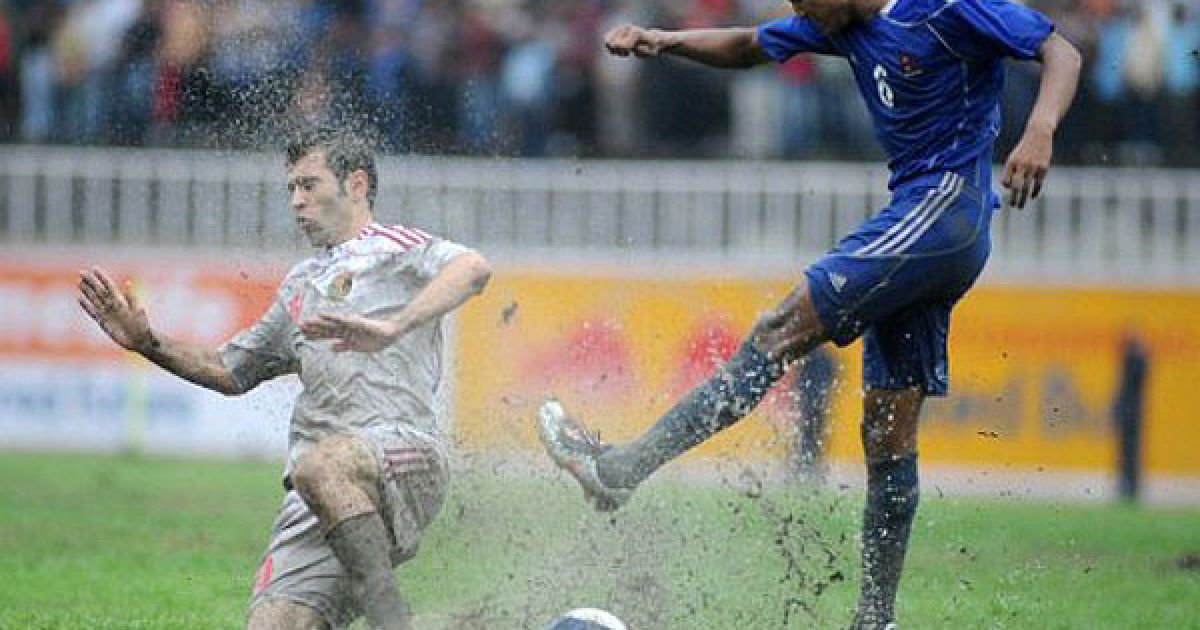 Непал, Катманду. Непальський захисник Рохіт Чанд та йорданський форвард Ахмад Хайель ведуть боротьбу за м&#039;яч під час азіатського відбіркового матчу на Чемпіонат світу 2014. / © AFP