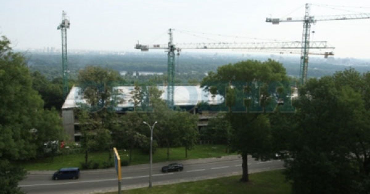 Від вертолітного майданчику поблизу Верховної ради вже роблять міст до Грушевського. / © Сегодня