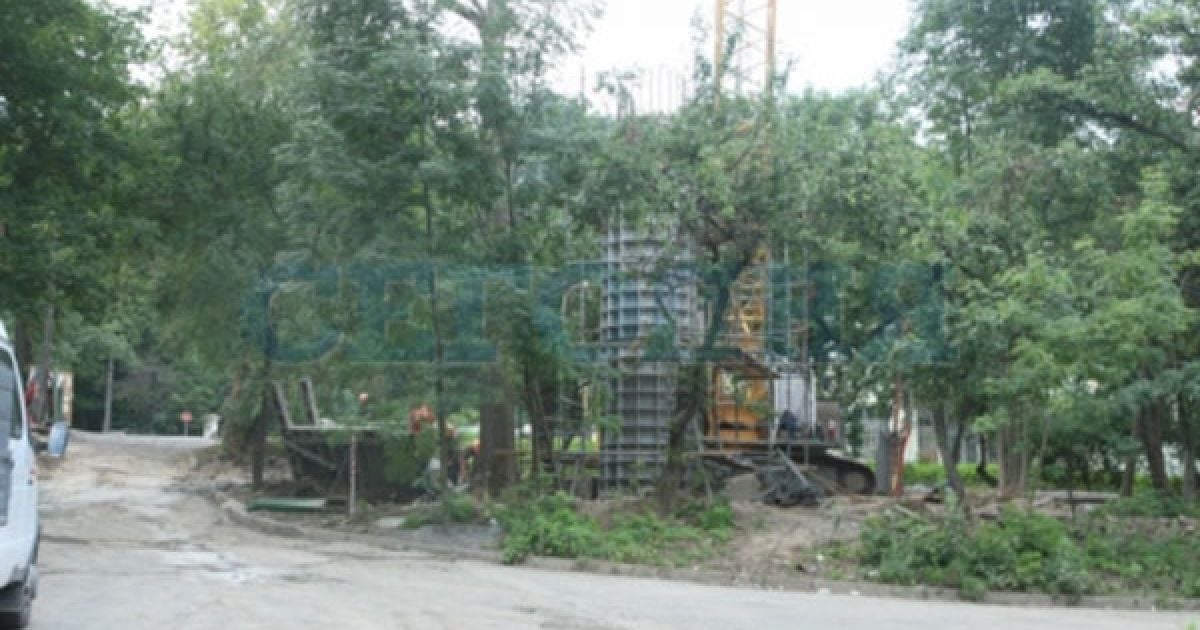У Києві на Парковій алеї завершують будівництво вертолітного майданчика для президента Віктора Януковича. / © Сегодня