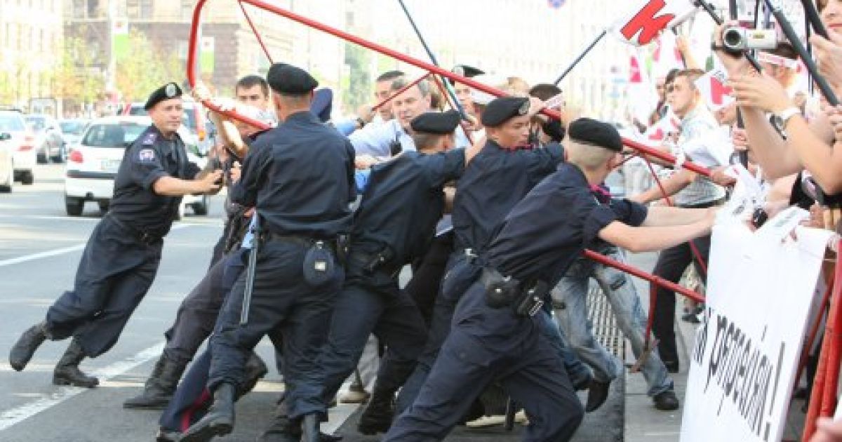 Перед Печерським судом в Києві, де слухається газова справа Тимошенко, зібралися тисячі прибічників екс-прем&#039;єра. / © УНІАН