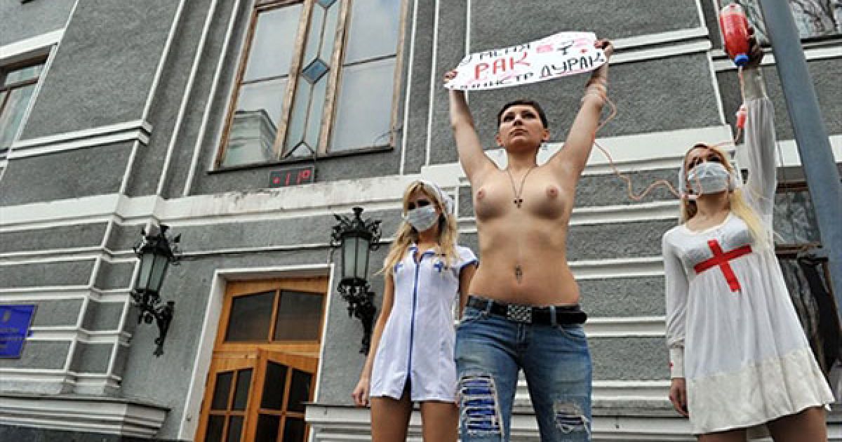 Активістка руху Аліна Ковальчук, яка страждає на рак лімфовузлів другої стадії протестувала топлес / © AFP