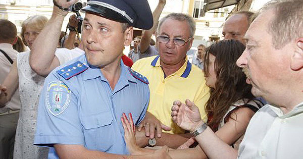 Народний депутат від БЮТ Володимир Яворівський захищав дівчат від міліціонерів, які спробували затримати феміністок.