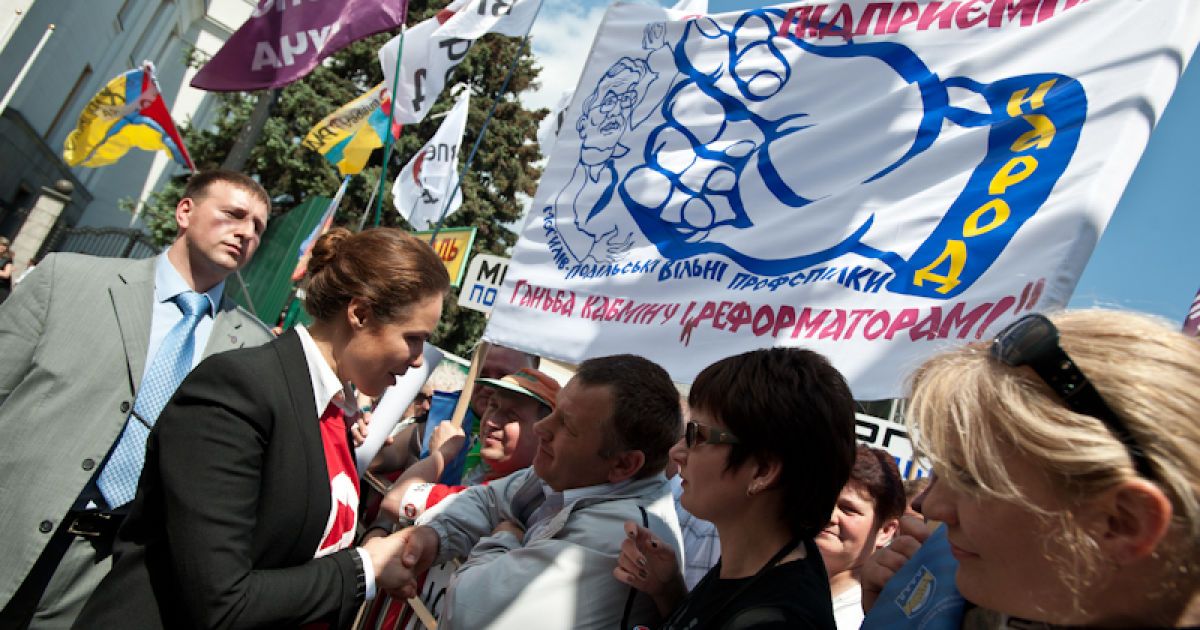 У Весняному марші протесту, який організувала опозиція біля Верховної ради беруть участь близько 3500 тисяч осіб.