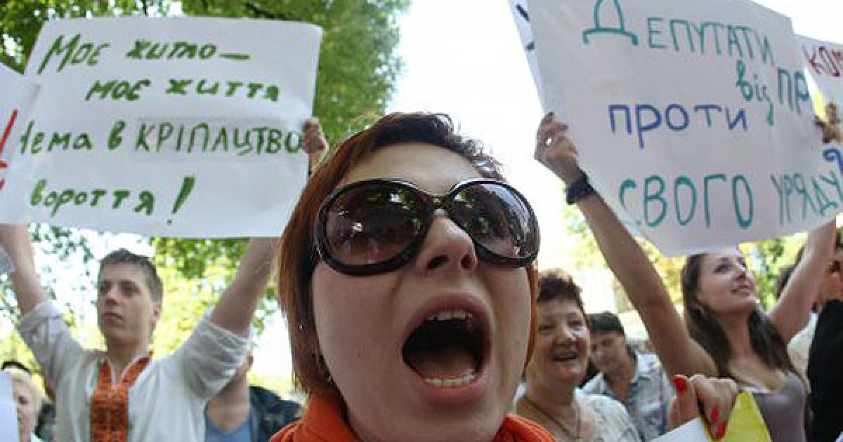 В Києві провели акцію протесту проти Житлового кодексу під гаслами "Не віддам депутату свою хату".