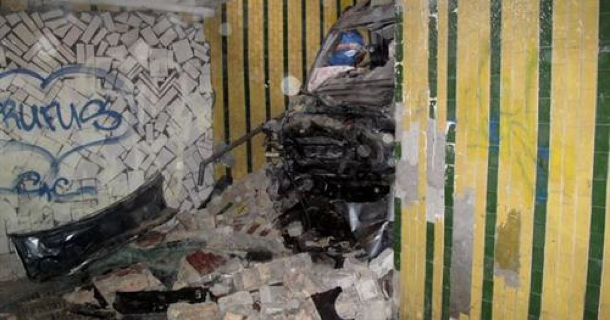 Жахлива ДТП сталася на Столичному шосе в Києві. Іномарка на повній швидкості протаранила зупинку і впала у перехід. / © Комсомольская правда в Украине