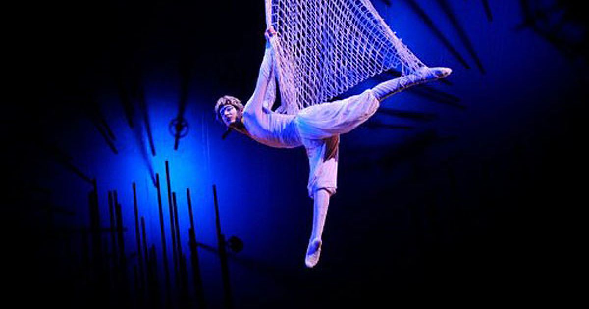 Філіппіни, Маніла. Артист з "Cirque du Soleil" ("Цирку сонця") виступає перед початком шоу "Varekai", яке цирк презентував на арені Кірін Грандстанд в Манілі. / © AFP