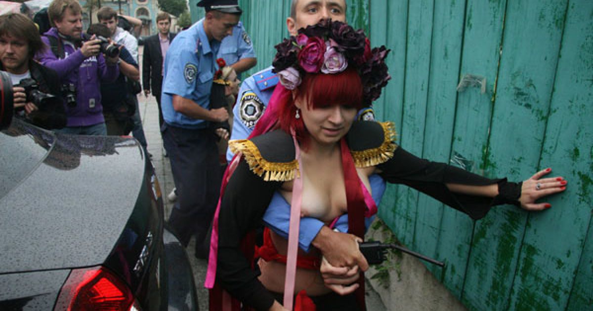 Активістки FEMEN влаштували під Верховною радою топлес-протест "Депутат, не бикуй!" проти пенсійної реформи. / © Жіночий рух FEMEN