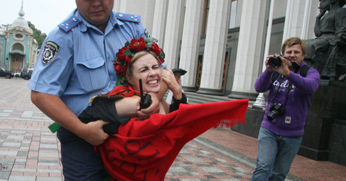 Активістки FEMEN влаштували під Верховною радою топлес-протест "Депутат, не бикуй!" проти пенсійної реформи. / © Жіночий рух FEMEN
