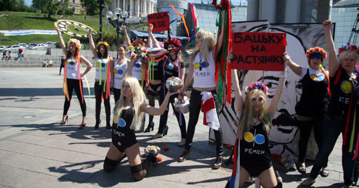 Активістки жіночого руху FEMEN провели на Майдані Незалежності в Києві акцію "Рогатки до бою!" на підтримку жертв "кривавої неділі" в Білорусі. / © Жіночий рух FEMEN