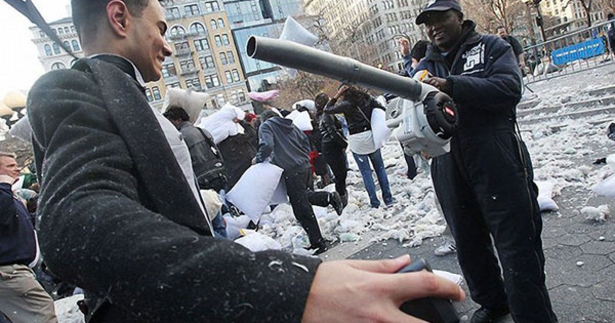 У світі відзначили Міжнародний день битви подушками масовими "боями на подушках" / © AFP