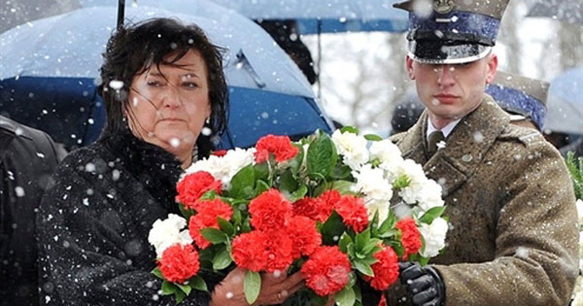 Росія, Смоленськ. Перша леді Польщі Анна Коморовська під час церемонії покладання квітів до пам&#039;ятника жертвам авіакатастрофи 2010 року, в якій загинули президент Польщі Лех Качинський, його дружина Марія і десятки провідних польських посадових осіб. / © AFP
