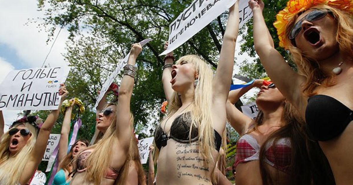 Рух FEMEN та ошукані інвестори будівництва провели в Києві акцію протесту перед Кабміном "Голі та ошукані" / © femen.livejournal.com