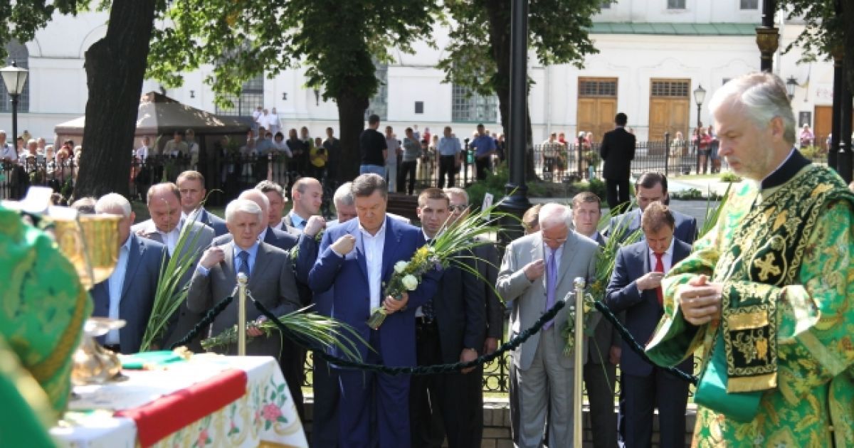Президент Віктор Янукович взяв участь у святковій літургії з нагоди Дня Святої Трійці у Свято-Успенській Києво-Печерській Лаврі / © Офіційний сайт Президента України