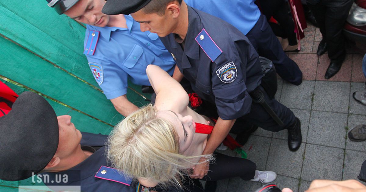 Активістки FEMEN влаштували під Верховною радою топлес-протест "Депутат, не бикуй!" проти пенсійної реформи.