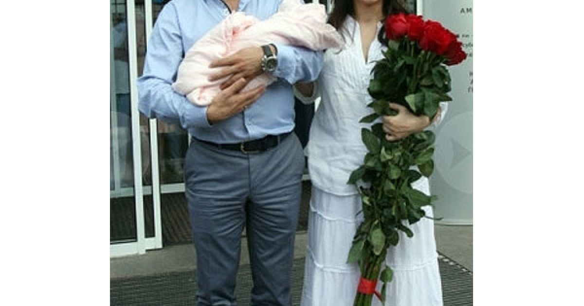 Співачку і молоду маму Ані Лорак з дочкою Софією виписали з пологового будинку / © Сегодня