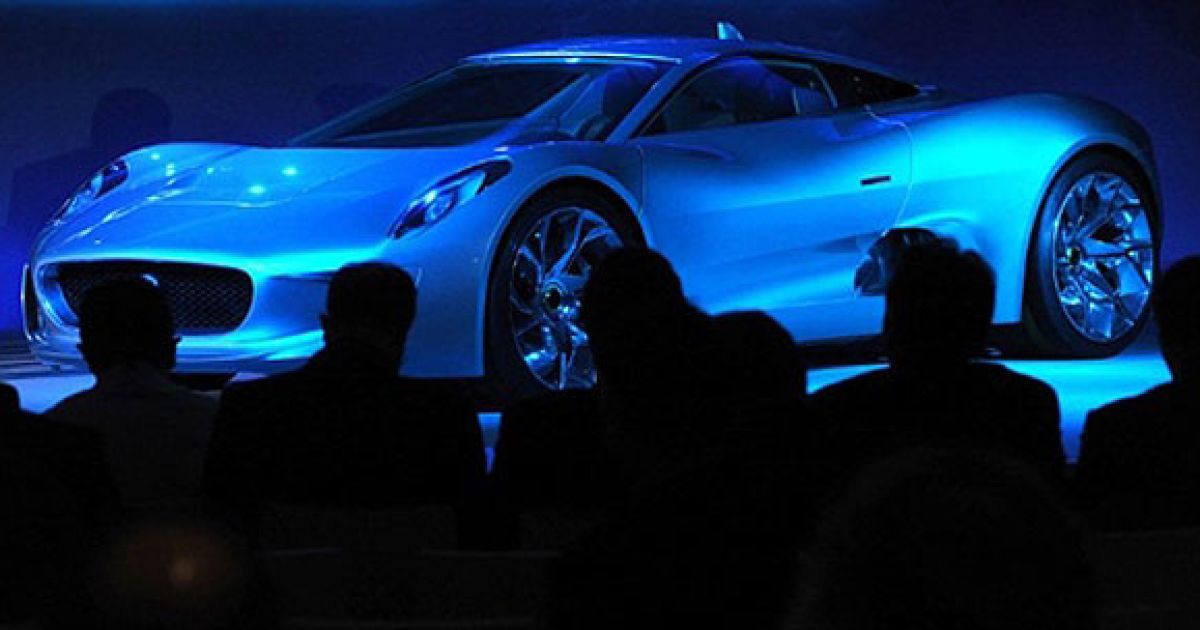 Великобританія, Лондон. Новий гібридний суперкар Jaguar C-X75 був презентований у Лондоні. Jaguar запустить С-X75 у виробництво спільно з командою Формули - Вільямс GP. / © AFP