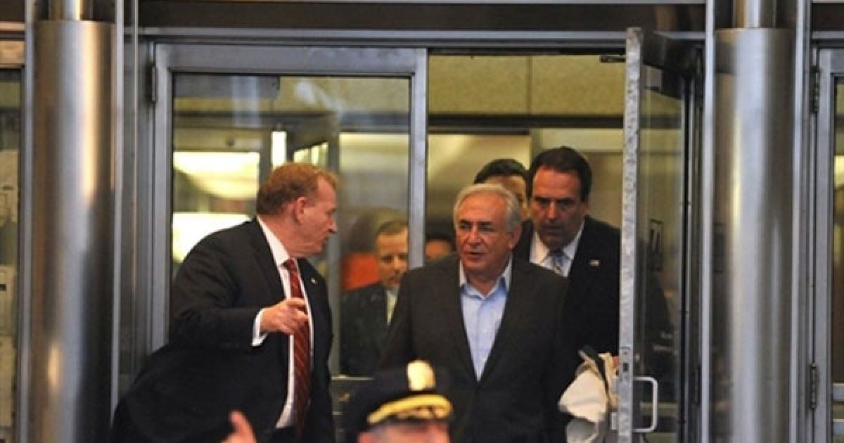 США, Нью-Йорк. Колишній глава МВФ Домінік Стросс-Кан залишає свій тимчасовий будинок під вартою. Суд Нью-Йорку постановив, що Стросс-Кан чекатиме на суд під домашнім арештом, за звинуваченням у сексуальних посяганнях. / © AFP