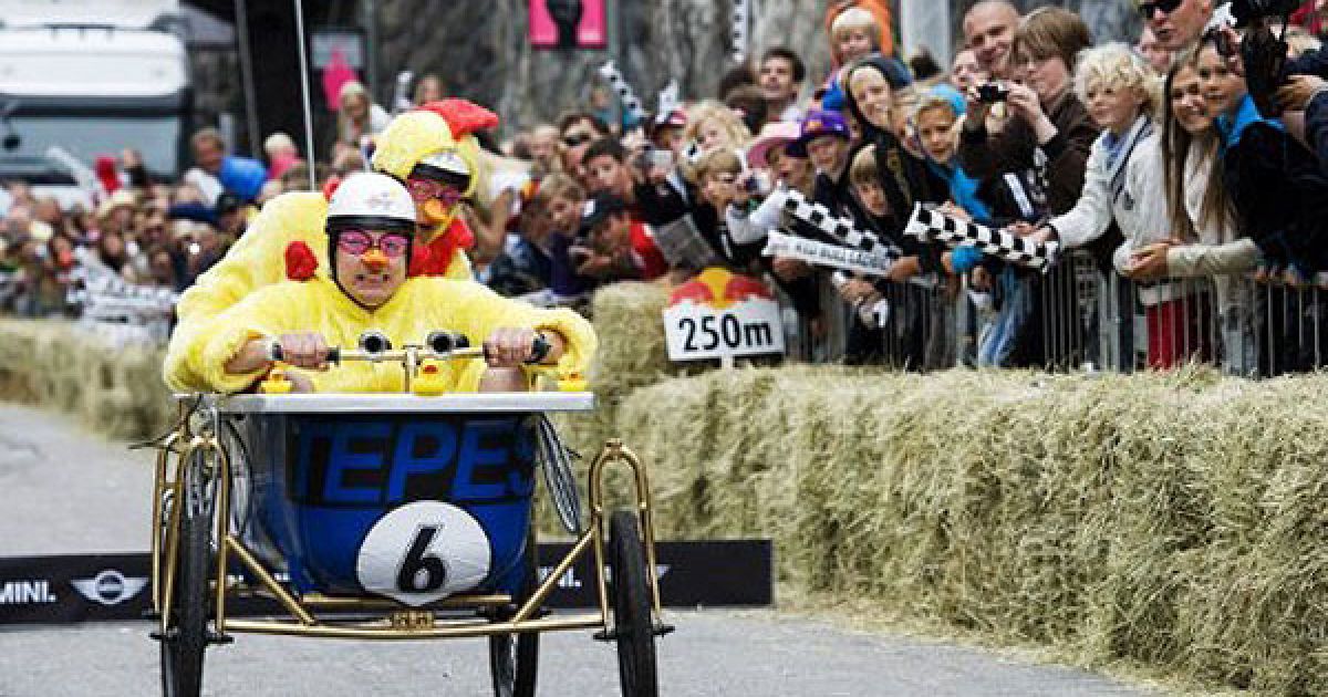 В Стокгольмі провели перегони на саморобних "мильницях" Stockholm Red Bull Soapbox 2011. / © AFP