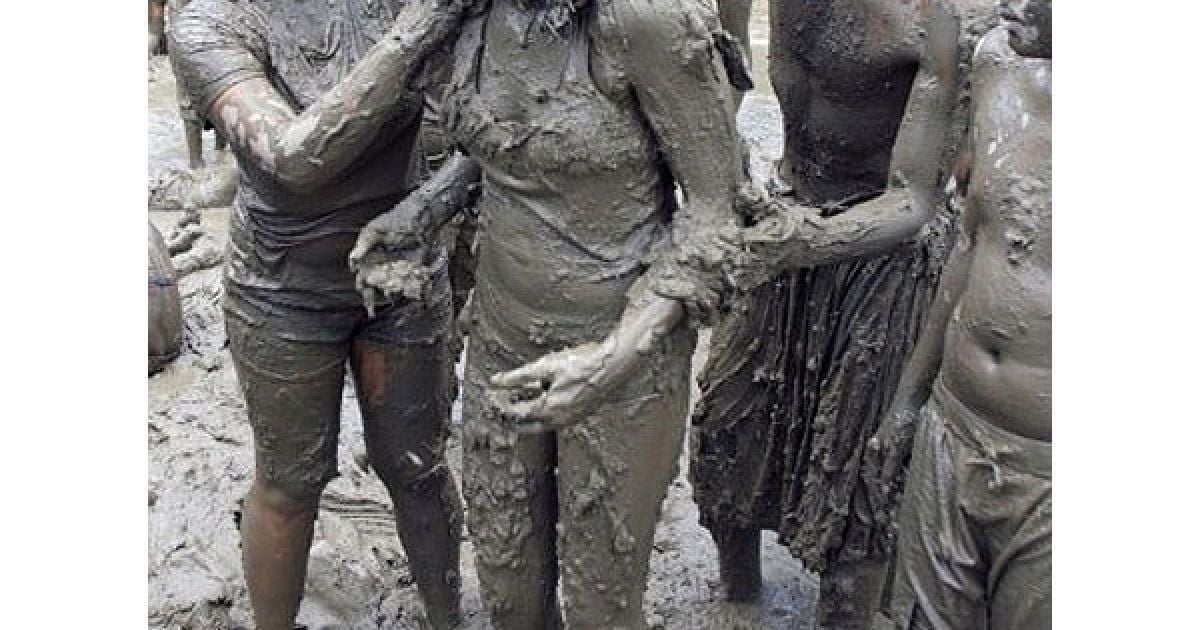 В американському місті Вестленд (штат Мічіган) провели щорічні святкування Дня багнюки і фестиваль бруду Wayne County's 2011. / © AFP