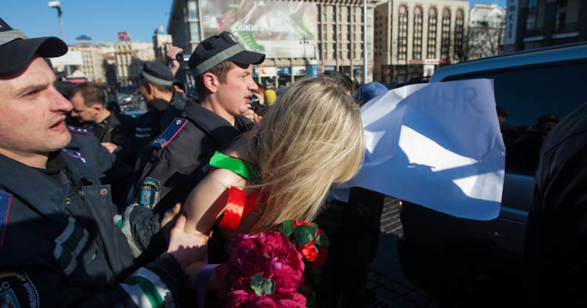 Після затримання міліцією одна з активісток руху FEMEN Інна Шевченко була госпіталізована з підозрою на перелом ключиці. / © femen.livejournal.com