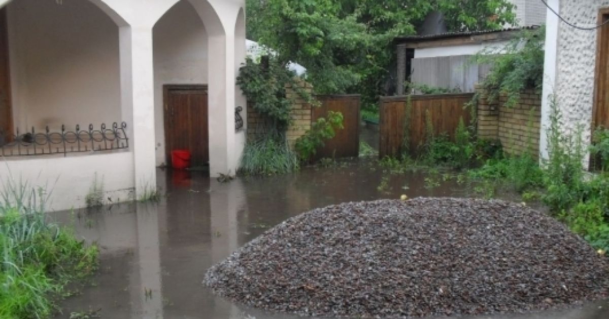 Через сильний дощ підтопило мікрорайон Бортничі, води було по коліно, затопило сараї та будинки. / © Gazeta.ua