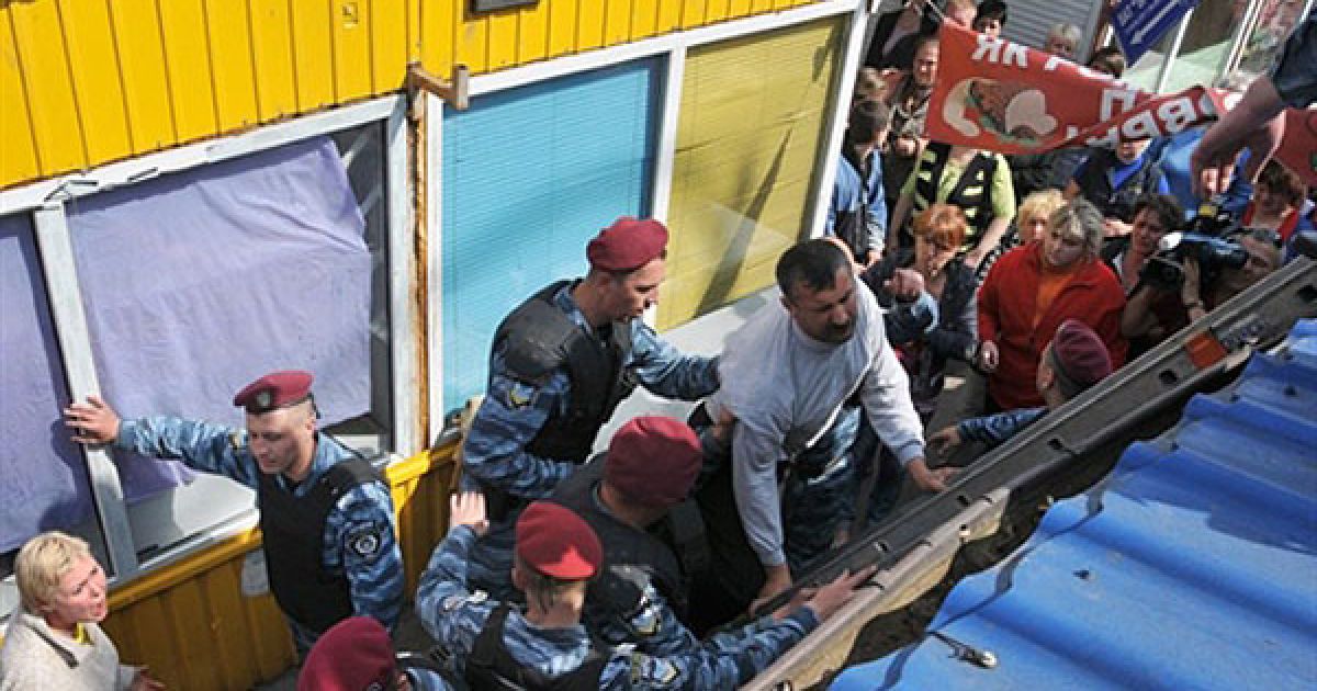 Бійка під час знесення ринку Лісовий у Києві_5 / © AFP