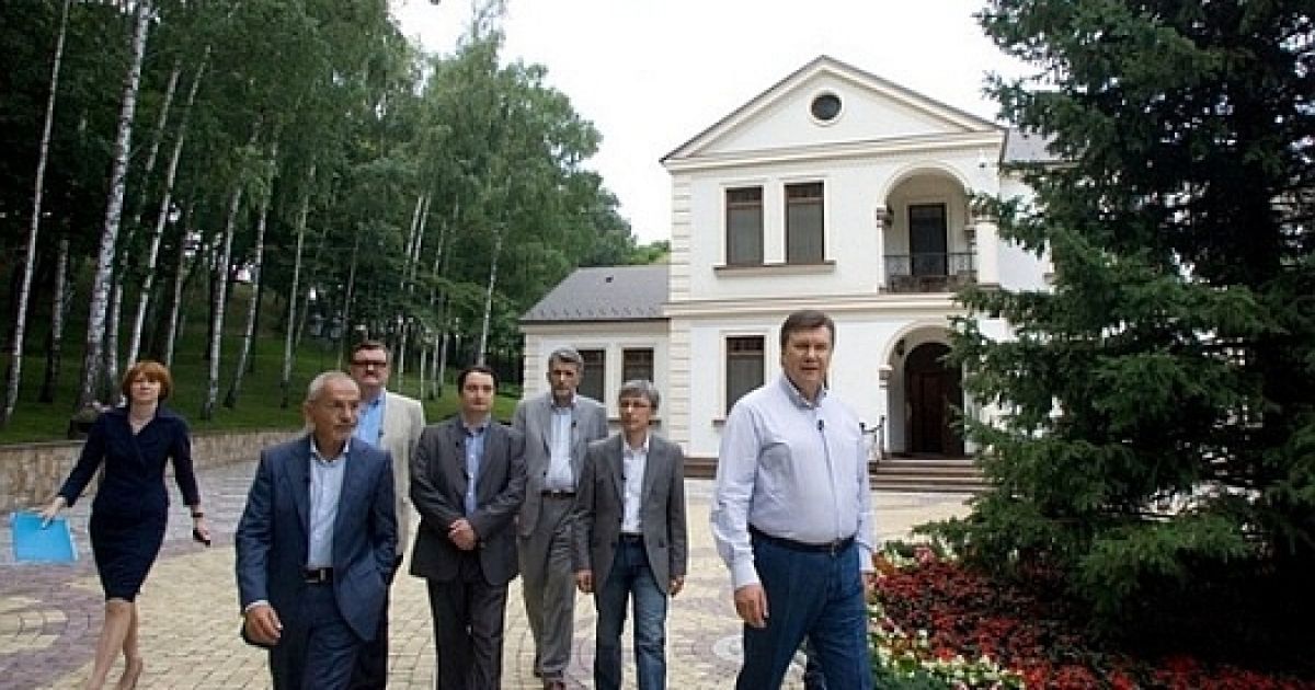 Янукович провів для журналістів екскурсію "Межигір'ям" / © Українська правда