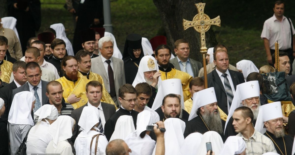 Глава Російської православної церкви патріарх Кирило провів молебень на Володимирській гірці в Києві.