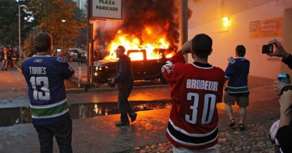 Після програшу "Ванкувер Кенакс" у фіналі Кубка Стенлі хокейні фанати влаштували погроми у Ванкувері. / © AFP