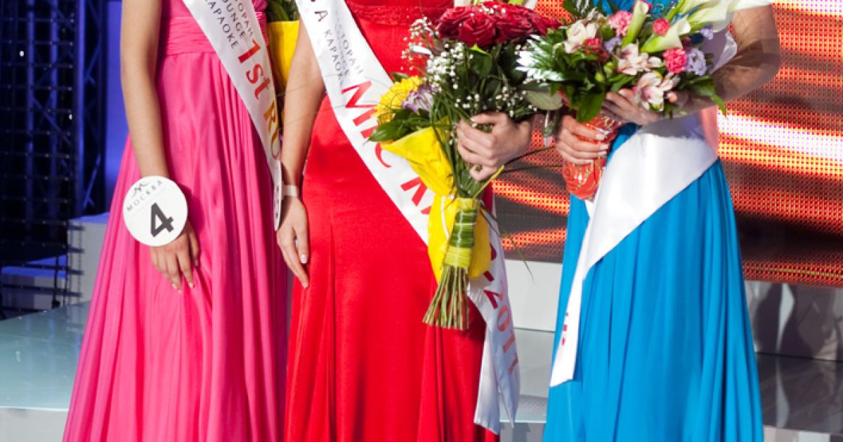 Міс Київ 2011 Олена Сендецька (в центрі), перша віце-міс конкурсу Ольга Даценко і друга віце-міс конкурсу Катерина Духленко