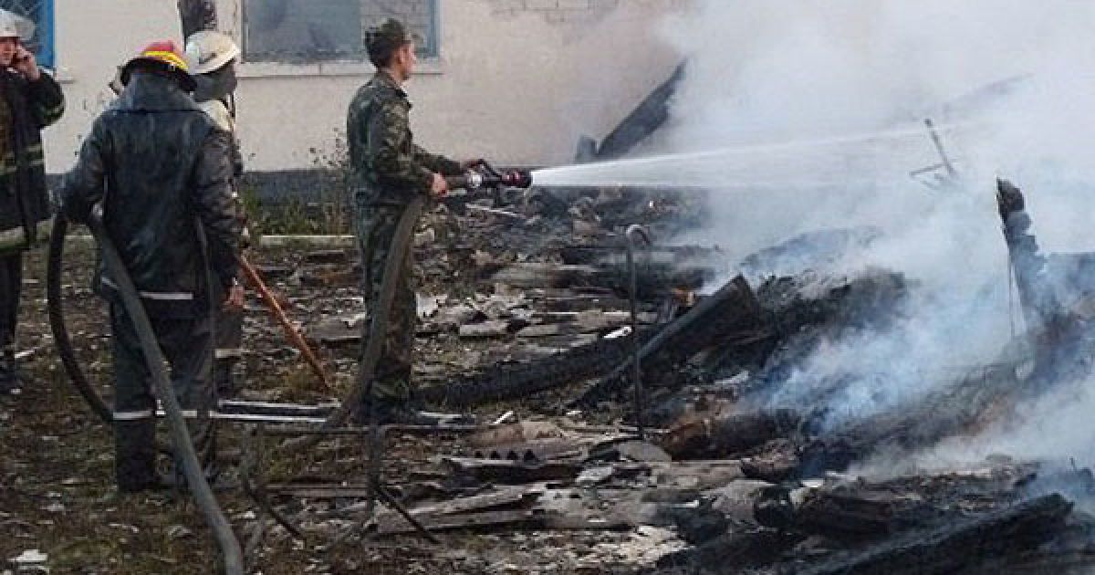 Україна, Біле. Пожежні гасять палаючий будинок престарілих у селі Біле в Рівненській області. В результаті пожежі в інтернаті престарілих в Західній Україні загинули 16 осіб. / © AFP