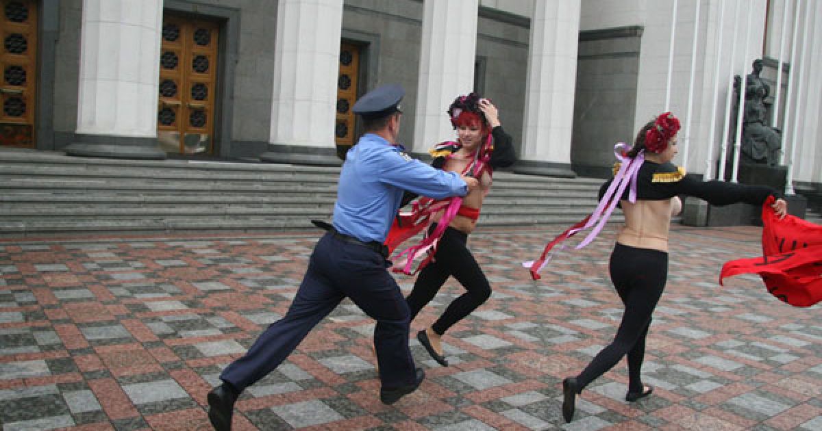 Активістки FEMEN влаштували під Верховною радою топлес-протест "Депутат, не бикуй!" проти пенсійної реформи. / © Жіночий рух FEMEN