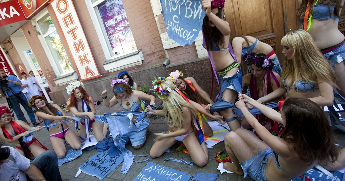 Жіночий рух FEMEN провів акцію "Геть джинсу!", присвячену Дню журналістики.