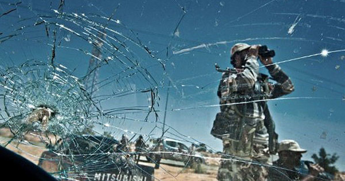 Лівійська Арабська Джамагирія, Лаванія. Лівійський повстанець у військовій формі контролює місцевість перед входом до західного міста Лаванія, доки в країні тривають бойові дії між повстанцями та урядовими солдатами Муаммара Каддафі. / © AFP